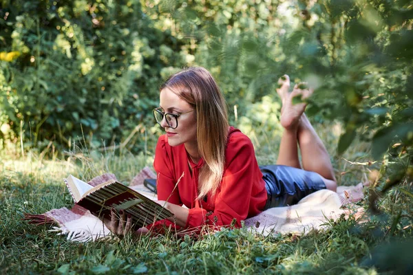 Jeune Femme Blonde Portant Des Lunettes Chemisier Rouge Jupe Noire — Photo