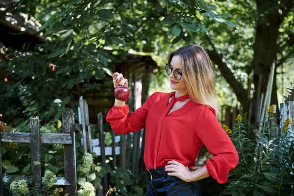 Mujer Rubia Joven Con Anteojos Blusa Roja Sosteniendo Manzana Roja — Foto de Stock