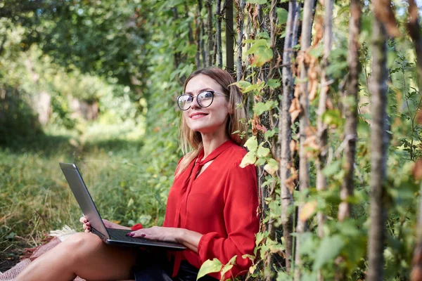 Joven Mujer Rubia Bonita Con Camisa Roja Anteojos Sentada Jardín — Foto de Stock