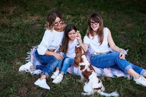 Zwei Junge Blonde Frauen Und Ein Brünettes Mädchen Jeans Und — Stockfoto