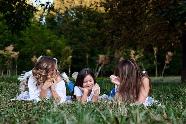 Genç Sarışın Kadın Beyaz Tişörtler Giyen Esmer Bir Kız Parkta — Stok fotoğraf