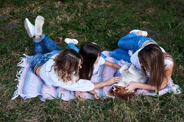 Genç Sarışın Kadın Beyaz Tişörtler Giyen Esmer Bir Kız Parkta — Stok fotoğraf