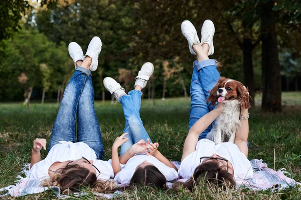 Zwei Junge Blonde Frauen Und Ein Brünettes Mädchen Weißen Shirts — Stockfoto