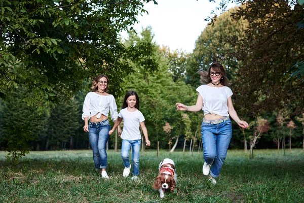 Three Young Girls Wearing Blue Jeans White Shirts Running Green — Stock Photo, Image