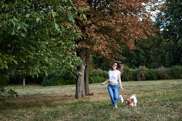 Young Woman Wearing Blue Jeans White Shirts Running Green Park — Stock Photo, Image