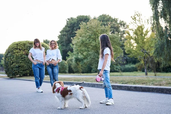 Pequeña Chica Morena Con Vaqueros Azules Camisa Blanca Sosteniendo Perro —  Fotos de Stock