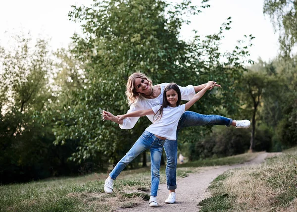 Sarışın Genç Anne Yazın Esmer Kızıyla Birlikte Parkta Poz Veriyor — Stok fotoğraf