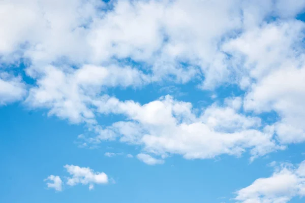 浅蓝色的天空 自然保护概念 阳光明媚 天气温暖 — 图库照片
