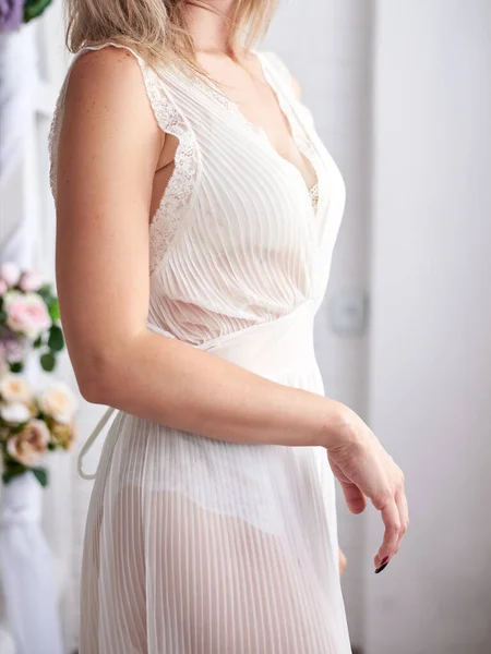 Detailní Záběr Mladá Krásná Nevěsta Žena Ukazuje Její Krásné Bílé — Stock fotografie