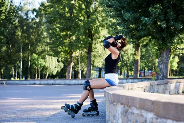 Mulher Morena Bonita Nova Usando Patins Equipamentos Segurança Sentada Uma — Fotografia de Stock