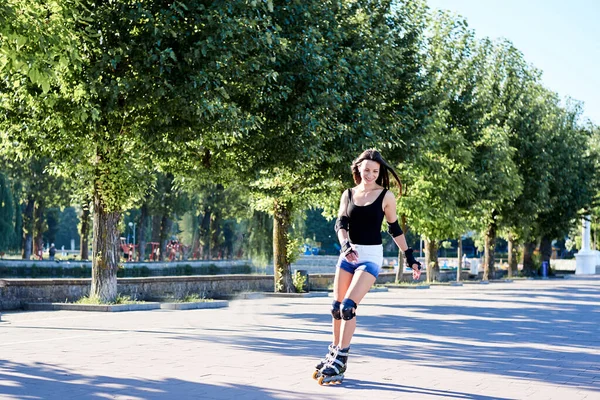 Mulher Morena Bonita Nova Montando Lâminas Rolo Parque Cidade Pela — Fotografia de Stock