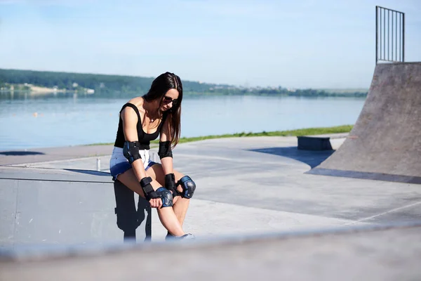 Młoda Ładna Brunetka Nosząca Sprzęt Bezpieczeństwa Siedząca Metalowej Platformie Naprawiająca — Zdjęcie stockowe