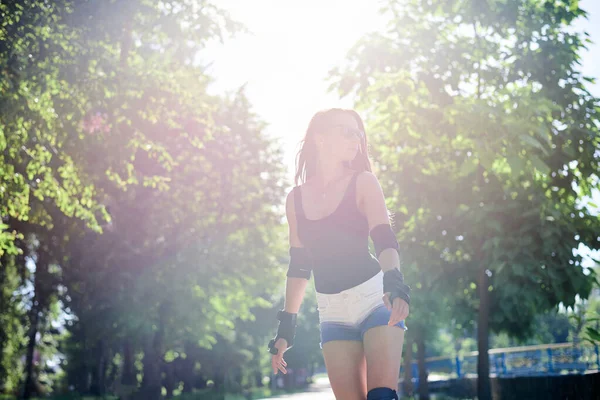 Mulher Morena Bonita Nova Montando Rollerblades Parque Cidade Com Árvores — Fotografia de Stock