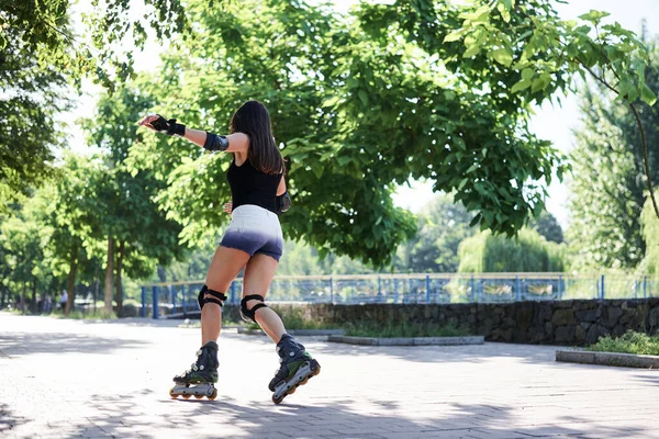 Joven Mujer Morena Bonita Montando Patines Parque Ciudad Con Árboles — Foto de Stock