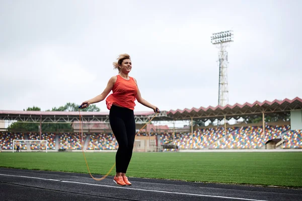 Quadro Figura Intera Sportiva Saltando Sulla Corda Salto Sullo Stadio — Foto Stock