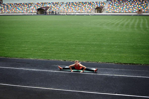 Junge Durchtrainierte Blonde Frau Die Stadion Mit Grünem Gras Ihre — Stockfoto