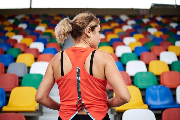 Jeune Femme Blonde Forme Vêtue Haut Orange Debout Dos Caméra — Photo