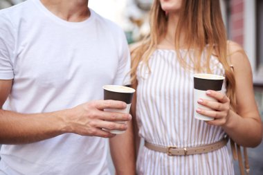 Romantik bir çift sokakta kağıt bardaklarda kahve kapuçino içiyor. Sarışın genç bir kadın, yazın nefis kahve içen esmer bir adamla yürüyor. Besleyici kahvaltı, atıştırmalık.