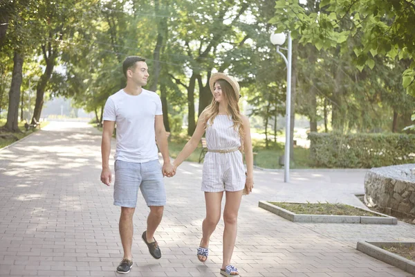 Junges Verliebtes Paar Händchen Haltend Park Spazierend Hübsche Frau Gestreiftem — Stockfoto