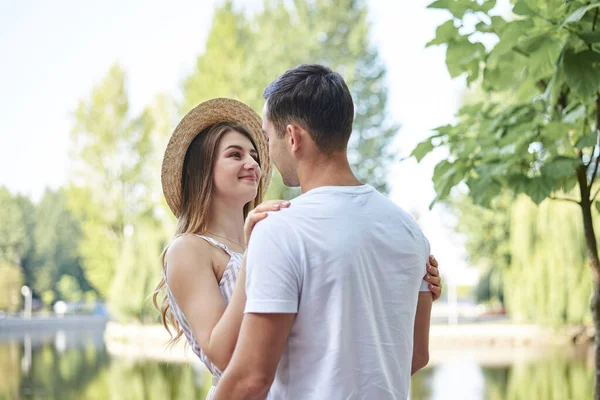 사랑하는 여름에 공원에서 웃으면서 드레스입은 잘생긴 남자와 낭만적 데이트를 일요일 — 스톡 사진