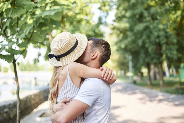 Close Foto Van Verliefd Jong Stel Knuffelen Het Park Zomer — Stockfoto