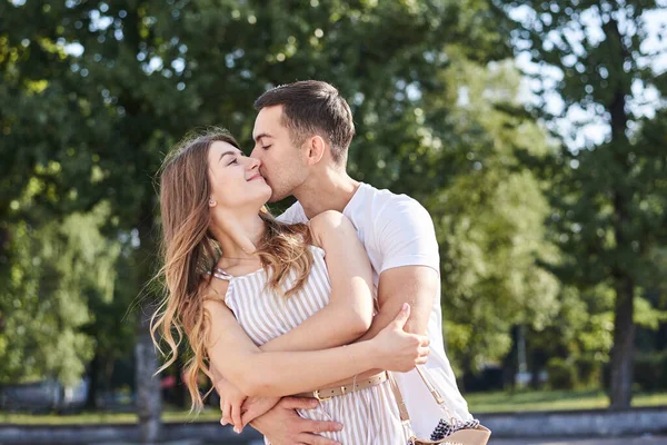 Chico Guapo Morena Vistiendo Camiseta Blanca Abrazando Besando Una Mujer —  Fotos de Stock