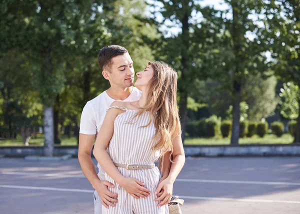 Bonito Morena Cara Vestindo Shirt Branca Abraçando Beijando Mulher Loura — Fotografia de Stock