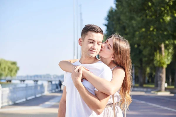 Όμορφη Ξανθιά Γυναίκα Φιλάει Και Αγκαλιάζει Τον Όμορφο Μελαχρινό Τύπο — Φωτογραφία Αρχείου