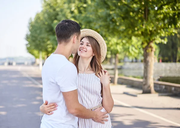 Schöner Brünetter Mann Weißes Shirt Blaue Shorts Umarmt Hübsche Blonde — Stockfoto