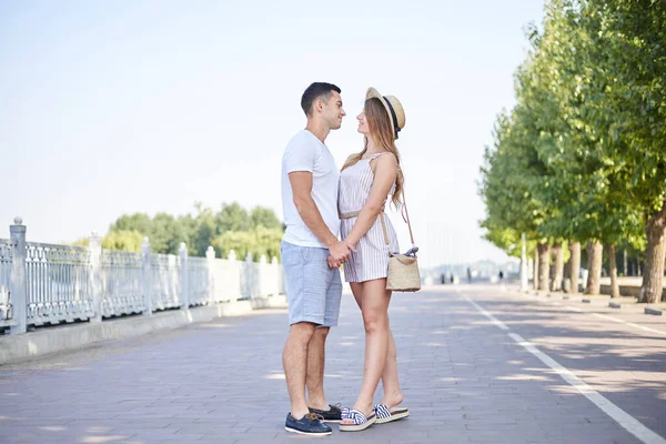 Schöner Brünetter Mann Weißes Shirt Blaue Shorts Umarmt Hübsche Blonde — Stockfoto