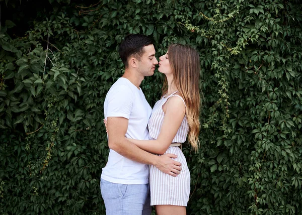 Jeune Couple Amoureux Embrasser Embrasser Près Des Buissons Verts Arbres — Photo