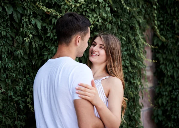 Jovem Casal Apaixonado Abraçando Perto Arbustos Verdes Árvores Parede Mulher — Fotografia de Stock