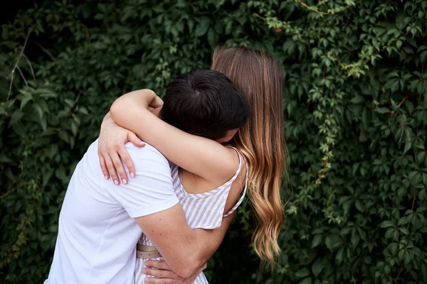 Jeune Couple Amoureux Étreignant Près Des Buissons Verts Mur Des — Photo