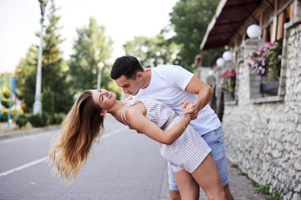 Fiatal Szerelmesek Ölelkeznek Csókolóznak Kőfal Közelében Üdülővárosban Csinos Szőke Csíkos — Stock Fotó