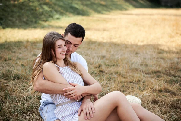 Ein Junges Verliebtes Paar Sitzt Auf Dem Grünen Gelben Rasen — Stockfoto