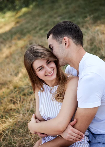 Jong Stel Verliefd Zitten Groen Geel Gras Gazon Knuffelen Omarmen — Stockfoto