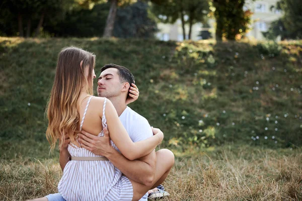 Ein Junges Verliebtes Paar Sitzt Auf Dem Grünen Gelben Rasen — Stockfoto