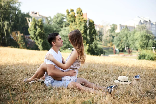 Giovane Coppia Innamorata Seduta Sul Prato Verde Erba Gialla Abbracciando — Foto Stock