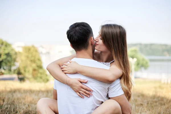 Jovem Casal Apaixonado Sentado Gramado Grama Amarela Verde Abraçando Beijos — Fotografia de Stock