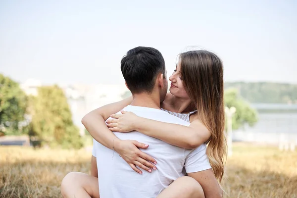 Unga Par Kär Sitter Grön Gul Gräsmatta Krama Omfamnande Kyssas — Stockfoto