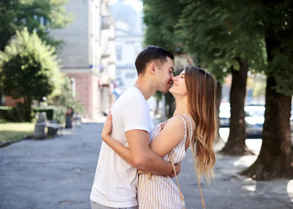 Jovem Casal Apaixonado Andando Pequeno Beco Mãos Dadas Mulher Muito — Fotografia de Stock