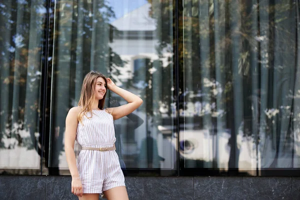 Mulher Loira Bonita Nova Vestindo Listrado Branco Curto Geral Óculos — Fotografia de Stock