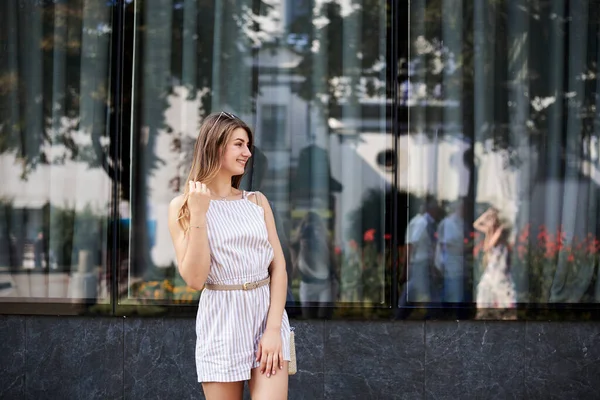 Mulher Loira Bonita Nova Vestindo Listrado Branco Curto Geral Óculos — Fotografia de Stock