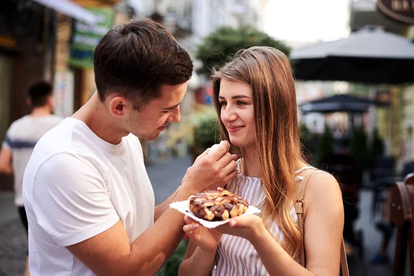 Casal Romântico Data Comendo Waffle Belga Saboroso Com Chocolate Caramelo — Fotografia de Stock