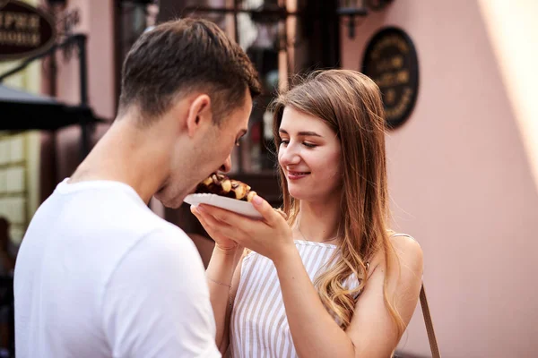 Casal Romântico Data Comendo Waffle Belga Saboroso Com Chocolate Caramelo — Fotografia de Stock