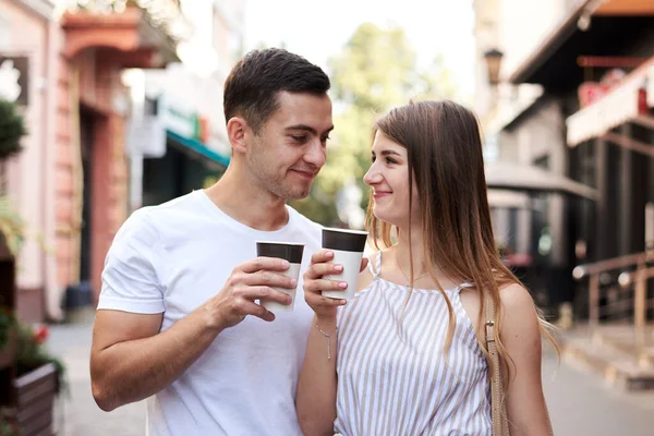 Casal Romântico Data Bebendo Cappuccino Café Xícaras Papel Rua Mulher — Fotografia de Stock