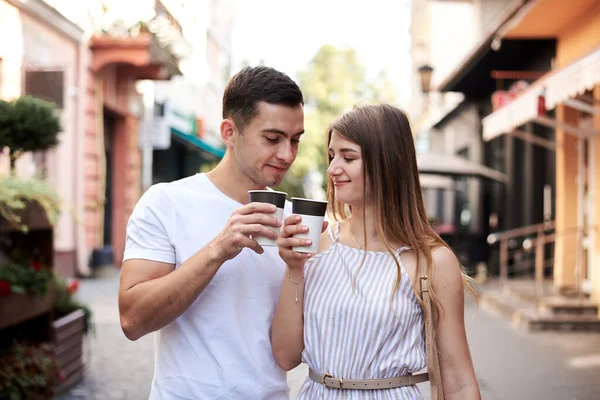 로맨틱 데이트중에 카푸치노를 거리에서 종이컵으로 마시고 있습니다 금발의 커피를 마시며 — 스톡 사진