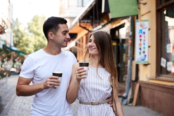 Casal Romântico Data Bebendo Cappuccino Café Xícaras Papel Rua Mulher — Fotografia de Stock