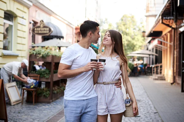 Casal Romântico Data Bebendo Cappuccino Café Xícaras Papel Rua Mulher — Fotografia de Stock