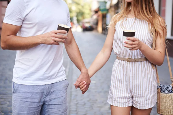 Casal Romântico Data Bebendo Cappuccino Café Xícaras Papel Rua Mulher — Fotografia de Stock